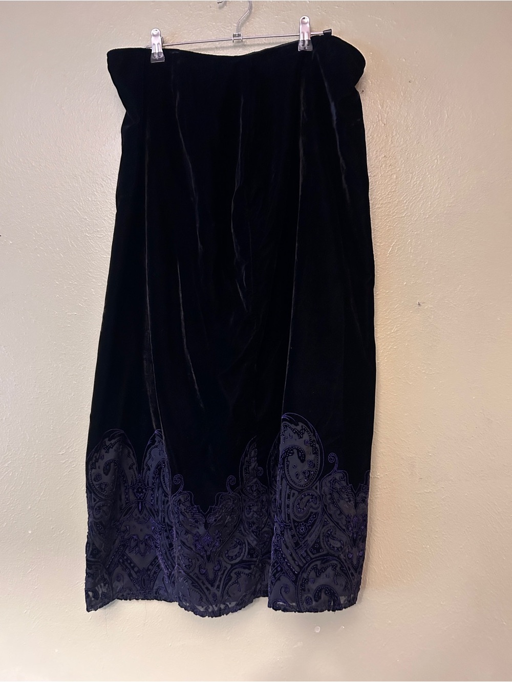 Vintage mirasol Velvet Midi Skirt with paisley Hem - Black